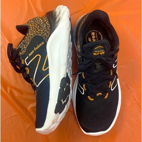 (BRAND NEW) New Balance Fresh Foam v2 Size 6 1/2 Women’s Running Shoe - Picture 1 of 3